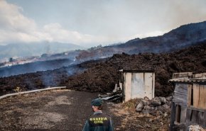 مسؤول إسباني يحذر من انبعاث غازات سامة بعد ثوران بركان لابالما