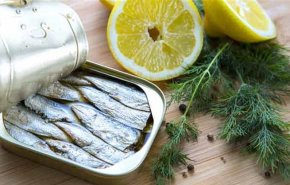 هل يحافظ السمك المعلَب على فوائده الغذائية؟