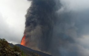 بركان لا بالما يهز الكناري الإسبانية و يغرقها بالحمم والرماد 