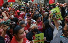 متظاهرون يحتلون مقر بورصة ساو باولو 
