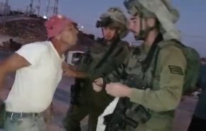 فيديو: جيش الاحتلال يعتدي على عائلة في الخليل ويعتقل أحد أفرادها