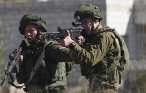 'هآرتس': تحقيق أولي خلص إلى أن العسكريين الإسرائيليين أصيبا بنيران صديقة