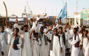 ادامه ممانعت از انتقال نفت توسط معترضان در سودان با بستن دو خط لوله