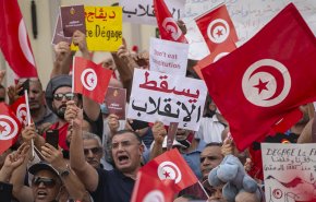 آلاف المتظاهرون في تونس: 'الشعب يريد اسقاط سعيّد'