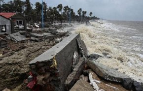 الإعصار 'غولاب' يصل السواحل الهندية