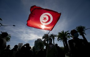 شاهد.. دعوات للرئيس التونسي بالتراجع عن قراراته 