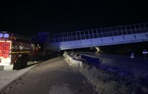 شاهد.. انهيار جسر مشاة فوق سيارتين عابرتين في روسيا