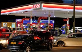 بحران سوخت در انگلیس| صف‌های طولانی به پمپ‌های بنزین در لندن بازگشت
