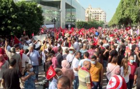 شاهد..تظاهرات في تونس تطالب بحل البرلمان