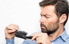 باحثون يحددون مكونا غذائيا مسؤولا عن تسريع تساقط الشعر