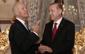 بايدن يمدد عقوبات ترامب ضد تركيا بشأن عمليتها في سوريا
