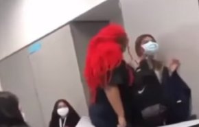 بالفيديو: معلمة أمريكية تخلع الكمامة وتنفث في وجه تلميذتها!