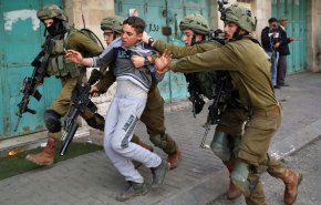 فیلم| بازداشت وحشیانه جوان فلسطینی در غرب الخلیل