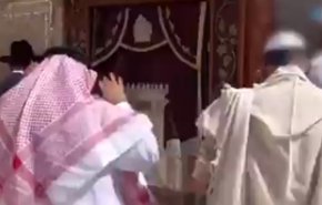 دیوار ندبه، قبله هیأت بحرینی برای ادای نماز شد + فیلم