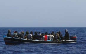 رجل ألماني ينقل عائلة سورية على متن قاربه من تركيا من دون مقابل