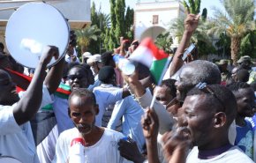 اعتصام مئات السودانيين للمطالبة بحل الحكومة
