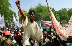 لليوم الثاني ..السودانيون يعتصمون للمطالبة بسلطة عسكرية