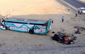 مصر: مصرع 19 شخصا في تصادم سيارة نقل بحافلة على الطريق الأوسطي
