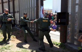 'رايتس ووتش': وثائق تكشف انتهاكات جسيمة ضد اللاجئين على الحدود الأمريكية