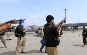  مقتل 10 مسلحين وجنديين في مداهمات باكستانية