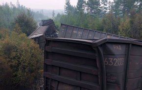 قتيلان وانحراف عربات عن المسار جراء اصطدام قطار بشاحنة في روسيا
