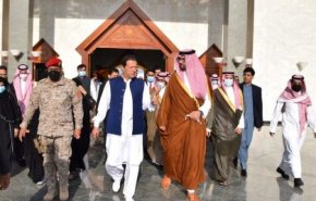 رئيس وزراء باكستان يصل السعودية