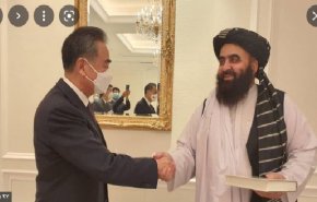 طالبان به وزیر خارجه چین هدیه داد