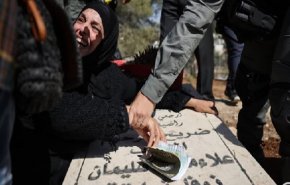 تلاش صهیونیست‌ها برای برچیدن آرامستان مسلمانان/ تعرض به مادر فلسطینی+ویدئو