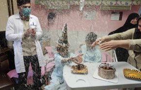جشن تولد پرستاران بیمارستان بقیه الله برای کودک افغان + تصاویر