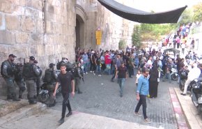 إعتداء قوات الاحتلال على النساء والاطفال في المسجد الأقصى