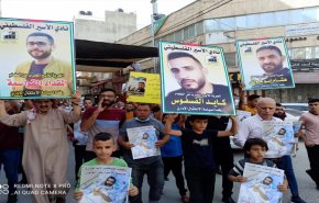 مسيرة تضامنية مع الاسرى المضربين عن الطعام في 'دورا' الفلسطينية