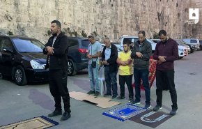 الفلسطينيون يؤدون صلاة المغرب قرب مقبرة اليوسفية
