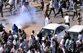 آغاز تظاهرات سودانی ها علیه کودتاگران/ کشته شدن 2 نفر در تظاهرات به ضرب گلوله