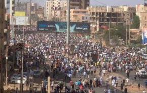 مئات الآلاف يتظاهرون في الخرطوم للمطالبة بعودة الحكومة المدنية