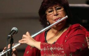 وزيرة مصرية تعزف على آلة الفلوت بافتتاح مهرجان موسيقي