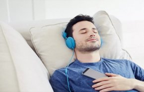 ممنوع سماع الموسيقى قبل النوم.. صحتك في خطر