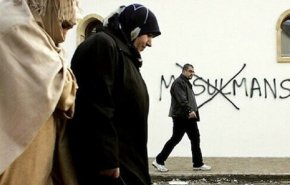 تداوم اسلام هراسی در فرانسه؛ نقش صلیب بر دیوارهای مساجد