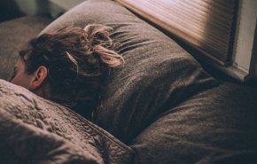 دراسة: النوم أكثر من 6.5 ساعة يساهم في تدهور القدرات الإدراكية