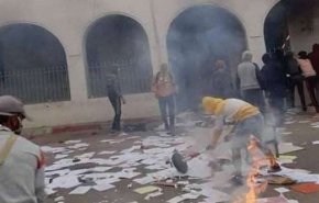 محتجون تونسيون يحرقون مركزا للحرس الوطني ببلدة عقارب