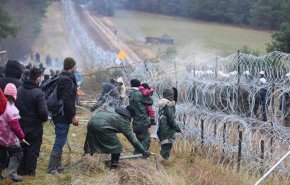 شاهد.. أزمة مهاجرين علی الحدود بين بيلاروسيا وبولندا