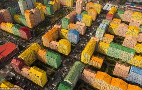 مدينة متعددة الألوان في أوكرانيا تظهر وكأنها لعبة ليغو 