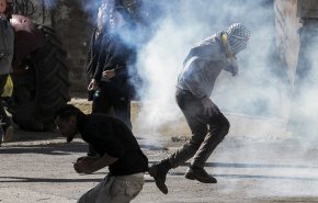 إصابة عشرات الفلسطينيين بحالات اختناق في مواجهات مع قوات الاحتلال