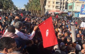 شاهد.. مراسلة العالم تكشف آخر مستجدات الإحتجاجات في تونس 