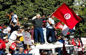 شاهد التونسيون يطالبون بتنحية الرئيس سعيد من منصبه