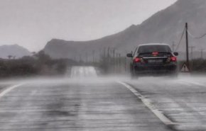 مشهد غريب.. هطول امطار على سيارة واحدة فقط (فيديو)