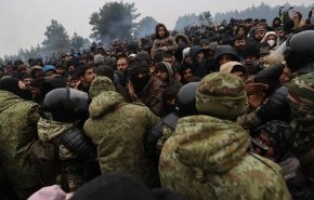 بحران در مرز بلاروس؛ پذیرایی لهستان از مهاجران با آب پرفشار