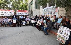 فلسطينيون يطالبون بالضغط على الاحتلال الإسرائيلی للإفراج عن أسرى مضربين