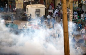 قوات الأمن السودانية تطلق قنابل الغاز المسيل للدموع على المحتجين