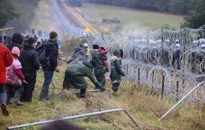بولندا تعتقل عشرات المهاجرين العالقين على حدودها مع بيلاروسيا