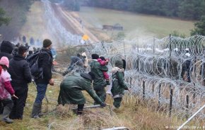 فرنسا تدعو للحد من تدفق اللاجئين عبر بيلاروسيا
